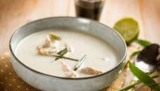 Zuppa thai con pollo e cocco, una delizia vellutata Zuppa thai con pollo e cocco, una delizia vellutata
