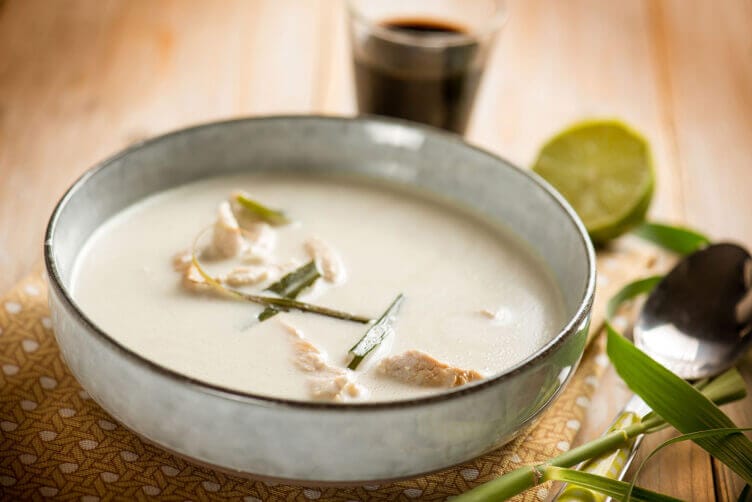 Zuppa thai con pollo e cocco