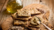 Crackers ai semi misti, uno snack salutare Crackers ai semi misti, uno snack salutare