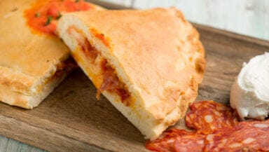 Calzone con spianata e mozzarella