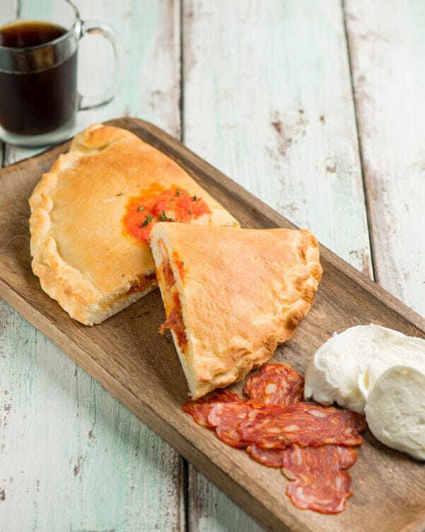 Calzone con spianata e mozzarella Calzone con spianata e mozzarella