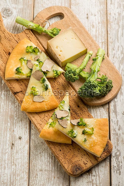 Focaccia con broccolo rapino e fontina Focaccia con broccolo rapino e fontina