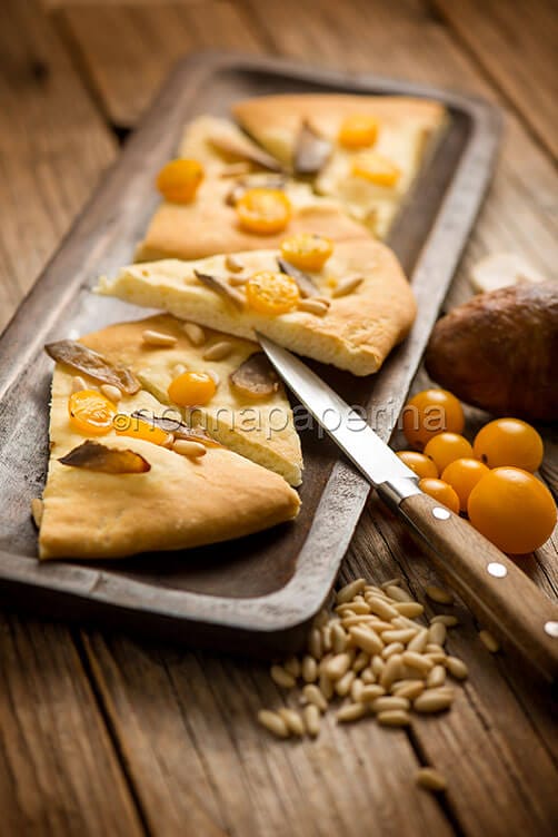 Focaccia con pinoli e pomodorini gialli Focaccia con pinoli e pomodorini gialli