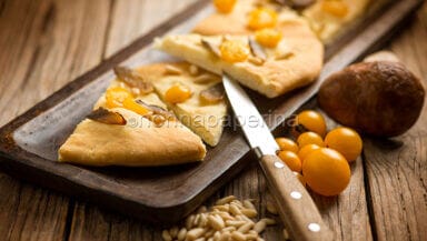 Focaccia con pinoli e pomodorini gialli