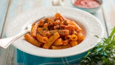 Maccheroni con pesce spada e dragoncello, un primo proteico