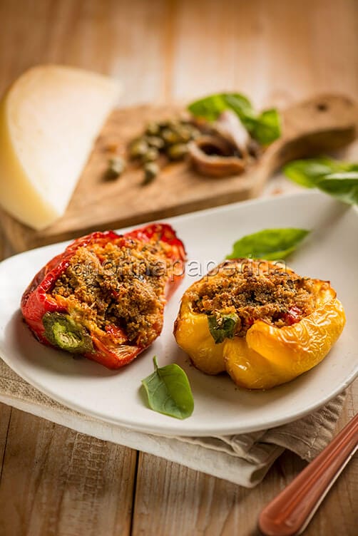 Peperoni ripieni alla siciliana nel piatto Peperoni ripieni alla siciliana