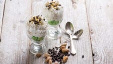 Tiramisù al pandan, un dessert elegante e colorato Tiramisù al pandan, un dessert elegante e colorato