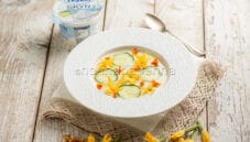 Zuppa di cetrioli e tagete, una ricetta facile e raffinata
