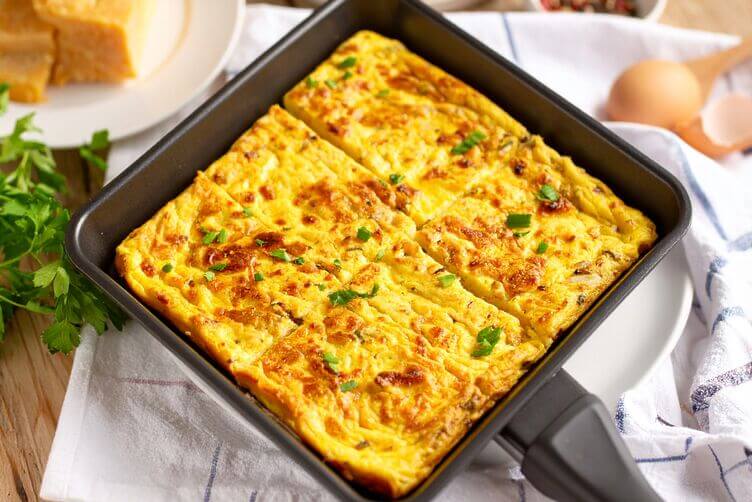 frittata di cipolle in padella