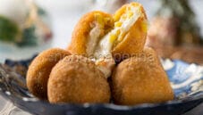 Arancini di miglio e riso con salmone, un pezzo di rosticceria Arancini di miglio e riso con salmone, un pezzo di rosticceria