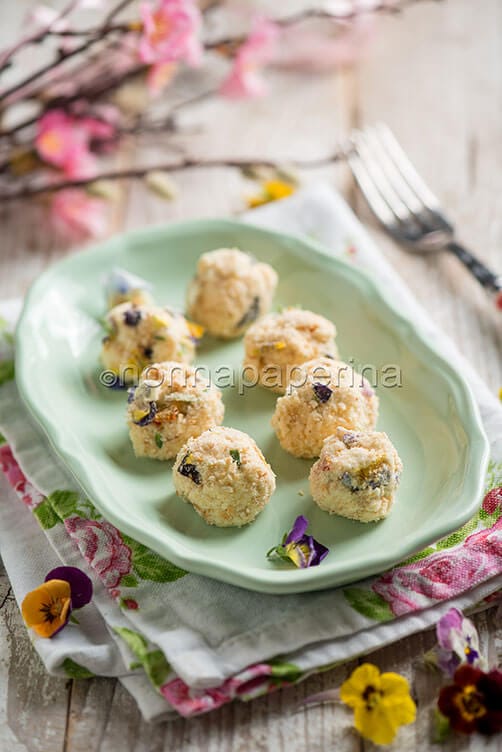 Bocconcini di caprino e fiori eduli
