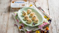 Bocconcini di caprino e fiori eduli, un antipasto profumato