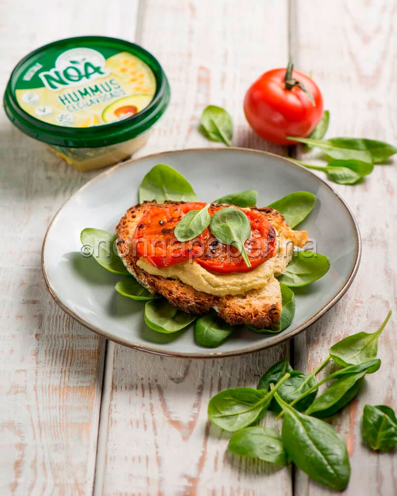 Bruschetta con hummus di ceci e avocado