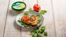 Bruschetta con hummus di ceci e avocado, un antipasto salutare Bruschetta con hummus di ceci e avocado, un antipasto salutare