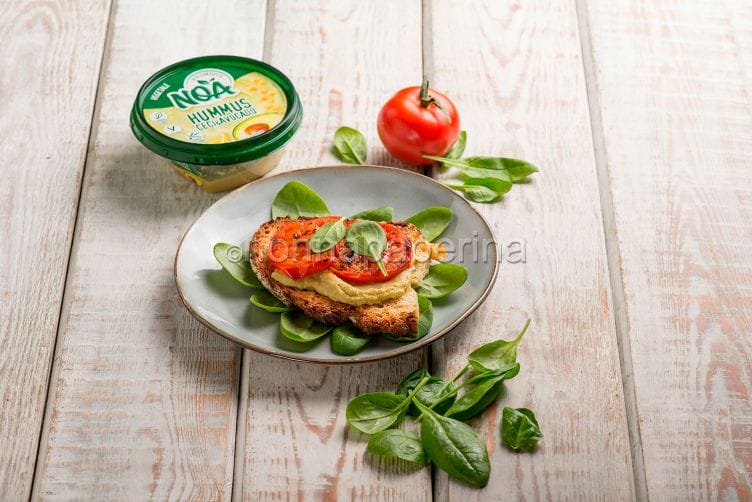 Bruschetta con hummus di ceci e avocado