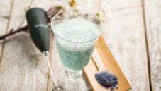 Cappuccino al tè matcha blu per una colazione unica Cappuccino al tè matcha blu per una colazione unica