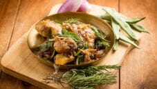 Cosce di pollo con cipollotti, un secondo tradizionale