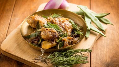 Cosce di pollo con cipollotti