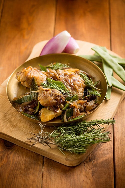 Cosce di pollo con cipollotti Cosce di pollo con cipollotti