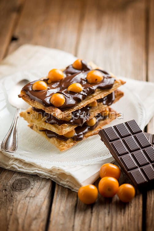 Millefoglie al cioccolato con alchechengi