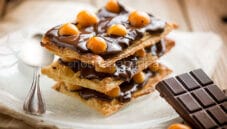 Millefoglie al cioccolato con alchechengi, un dolce unico Millefoglie al cioccolato con alchechengi, un dolce unico