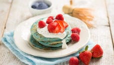 Pancakes al tè matcha blu e verde per una colazione colorata