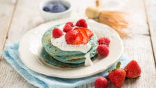 Pancakes al tè matcha blu e verde per una colazione colorata Pancakes al tè matcha blu e verde per una colazione colorata