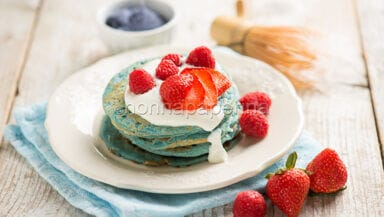 Pancakes al te matcha blu