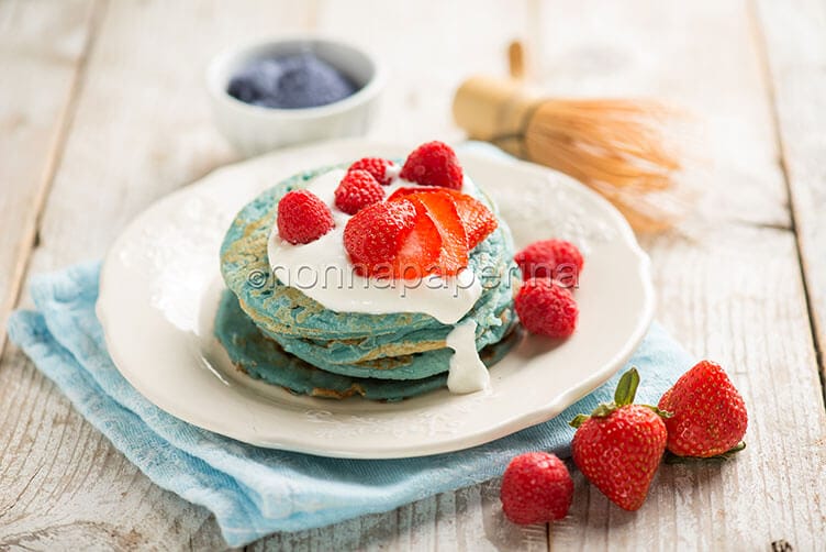 Pancakes al te matcha blu