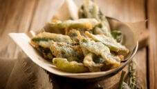 Salvia fritta, un pezzo di rosticceria alternativo