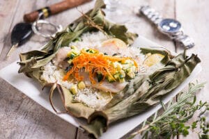 Branzino cotto su foglie di banano, un secondo unico