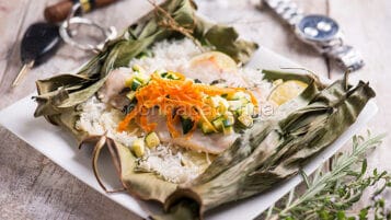 Branzino cotto su foglie di banano