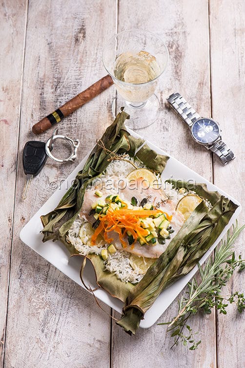 Branzino cotto su foglie di banano