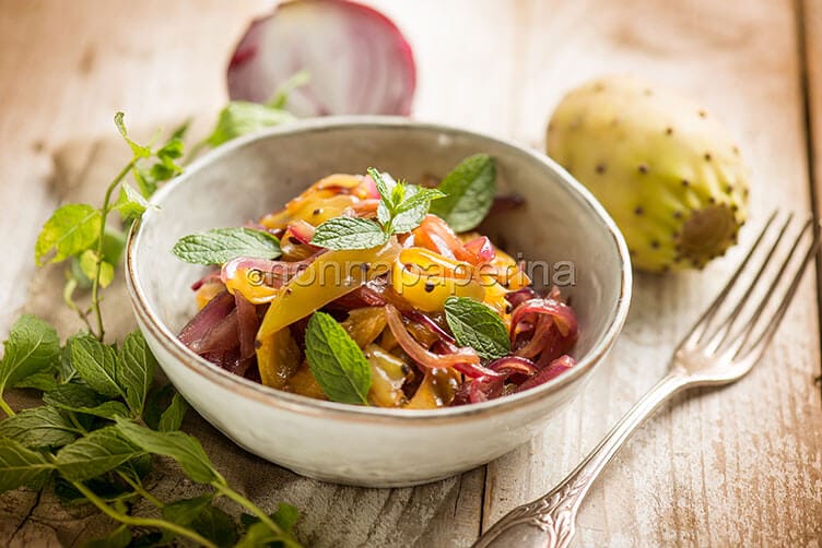 Bucce di fichi d’India con cipolla rossa