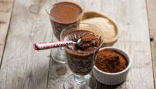 Budino di tapioca al cacao e cardamomo, un dolce tropicale Budino di tapioca al cacao e cardamomo, un dolce tropicale