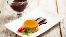 Creme caramel al geranio mela, un dolce floreale