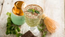 Frullato al tè matcha con cioccolato, un arcobaleno di sapori Frullato al tè matcha con cioccolato, un arcobaleno di sapori