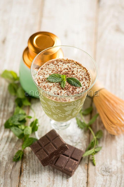 Frullato al te matcha con cioccolato Frullato al te matcha con cioccolato