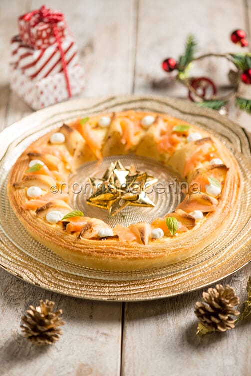 Ghirlanda di pasta sfoglia al salmone