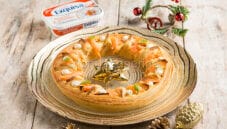 Ghirlanda di pasta sfoglia al salmone, una torta salata per l’Epifania