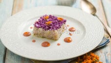 Tartare di storione e salsa di rabarbaro, un piatto unico