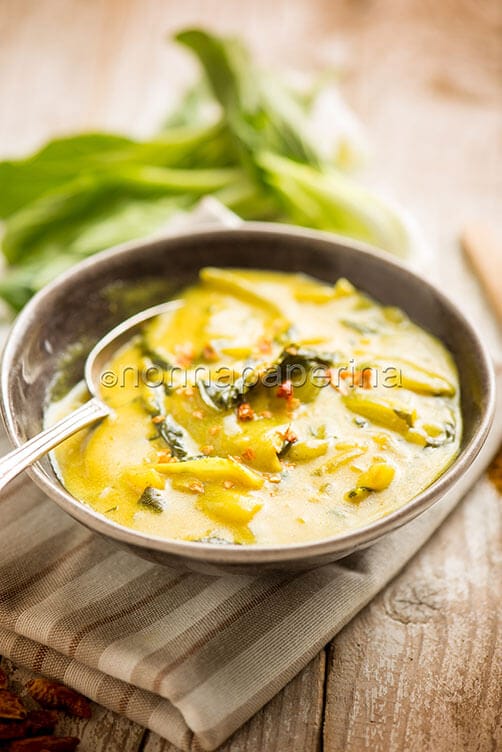 Zuppa di pak choi e latte di cocco