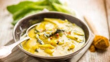 Zuppa di pak choi e latte di cocco, un piatto etnico Zuppa di pak choi e latte di cocco, un piatto etnico