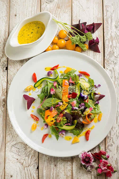 insalata con misticanza di erbe e fiori insalata con misticanza di erbe e fiori