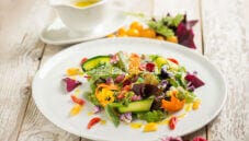 Insalata con misticanza di erbe e fiori, un piatto colorato