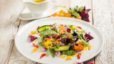 insalata con misticanza di erbe e fiori