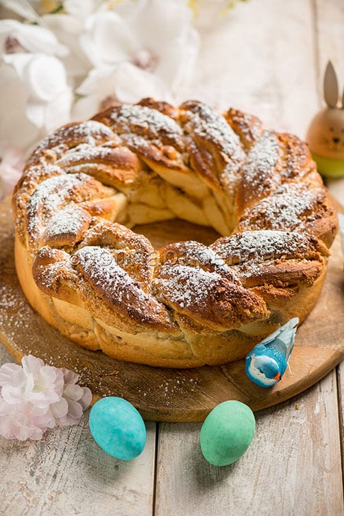 Corona lievitata alle nocciole Corona lievitata alle nocciole