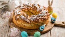 Corona lievitata alle nocciole, un dolce pasquale