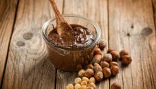 Crema di nocciole o nocciolata per una farcitura deliziosa