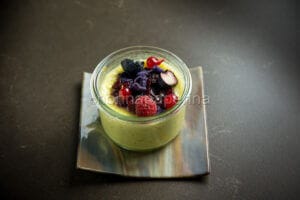 Crema cotta alla violetta, un dessert da ristorante Crema cotta alla violetta, un dessert da ristorante